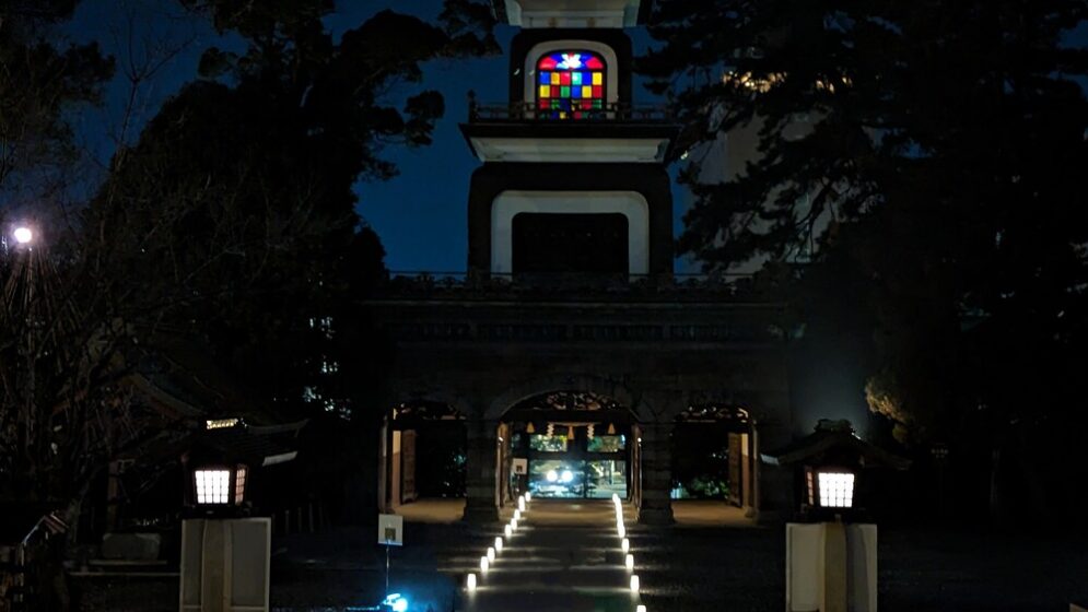 Night view of the gate of Oyama Shrine from its main structure