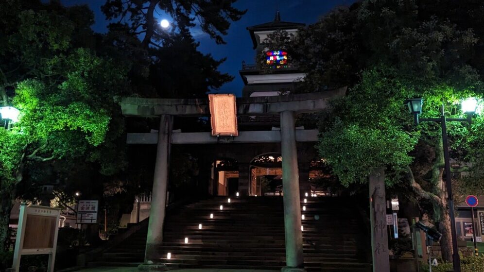 Night lighting of Oyama Shrine begins from the gate