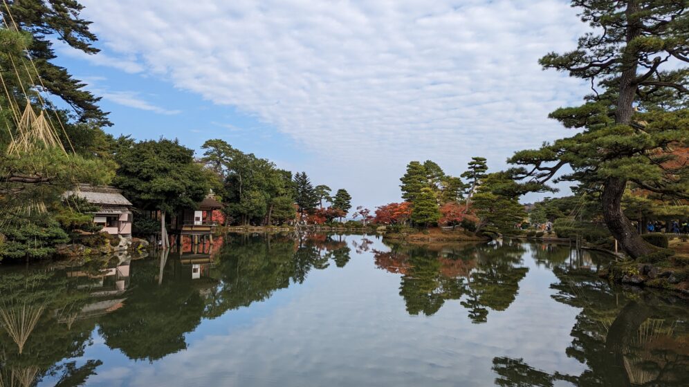 The exquisite pond welcomes the visitors of Kenroku-en garden